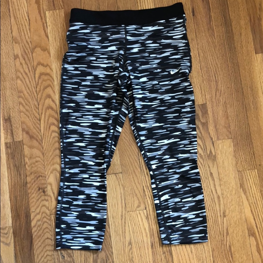 NIKE CROP LEGGINGS